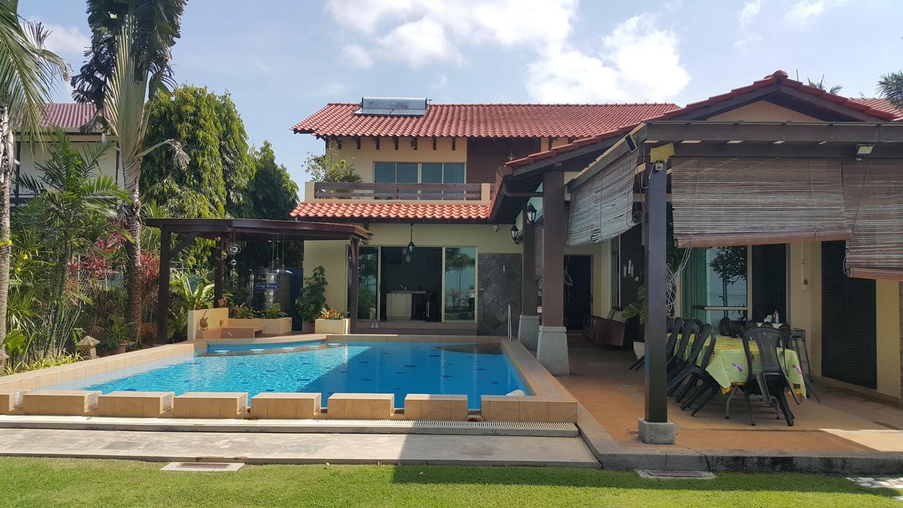 Melaka Beachfront Villa With Pool Eksteriør billede